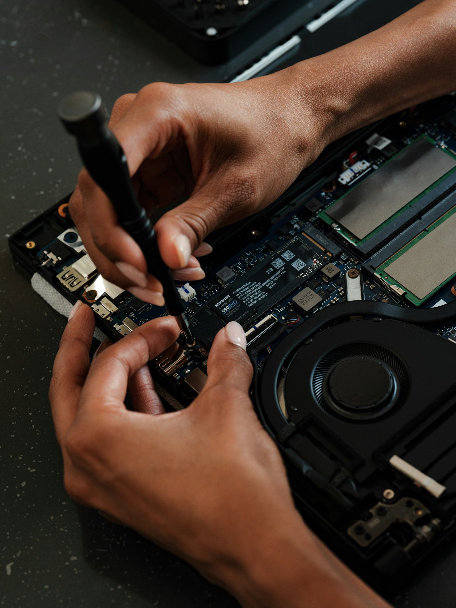 Técnico reparando un ordenador portátil